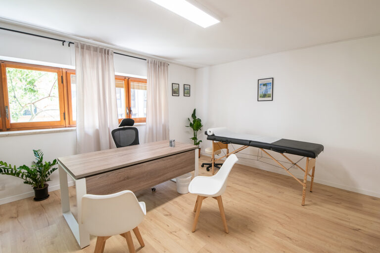 Studio professionale per nutrizionisti a Palermo – stanza luminosa e ordinata ideale per consulenze nutrizionali.